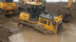 Бульдозер SHANTUI DH17 застрял в глубоком песке.