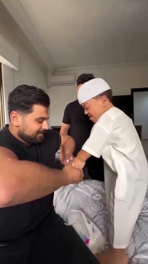 Шутить с людьми.