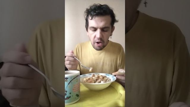 Мукбанг обжор / жареная картошка с яйцами / цикорий со сгущённым молоком смотреть онлайн