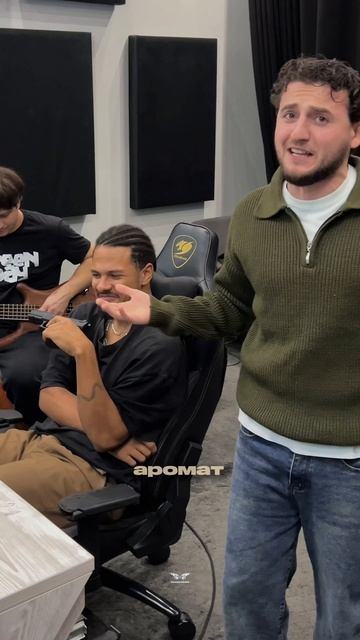 — Какое же огромное количество крутой музыки создается на этой студии! смотреть онлайн