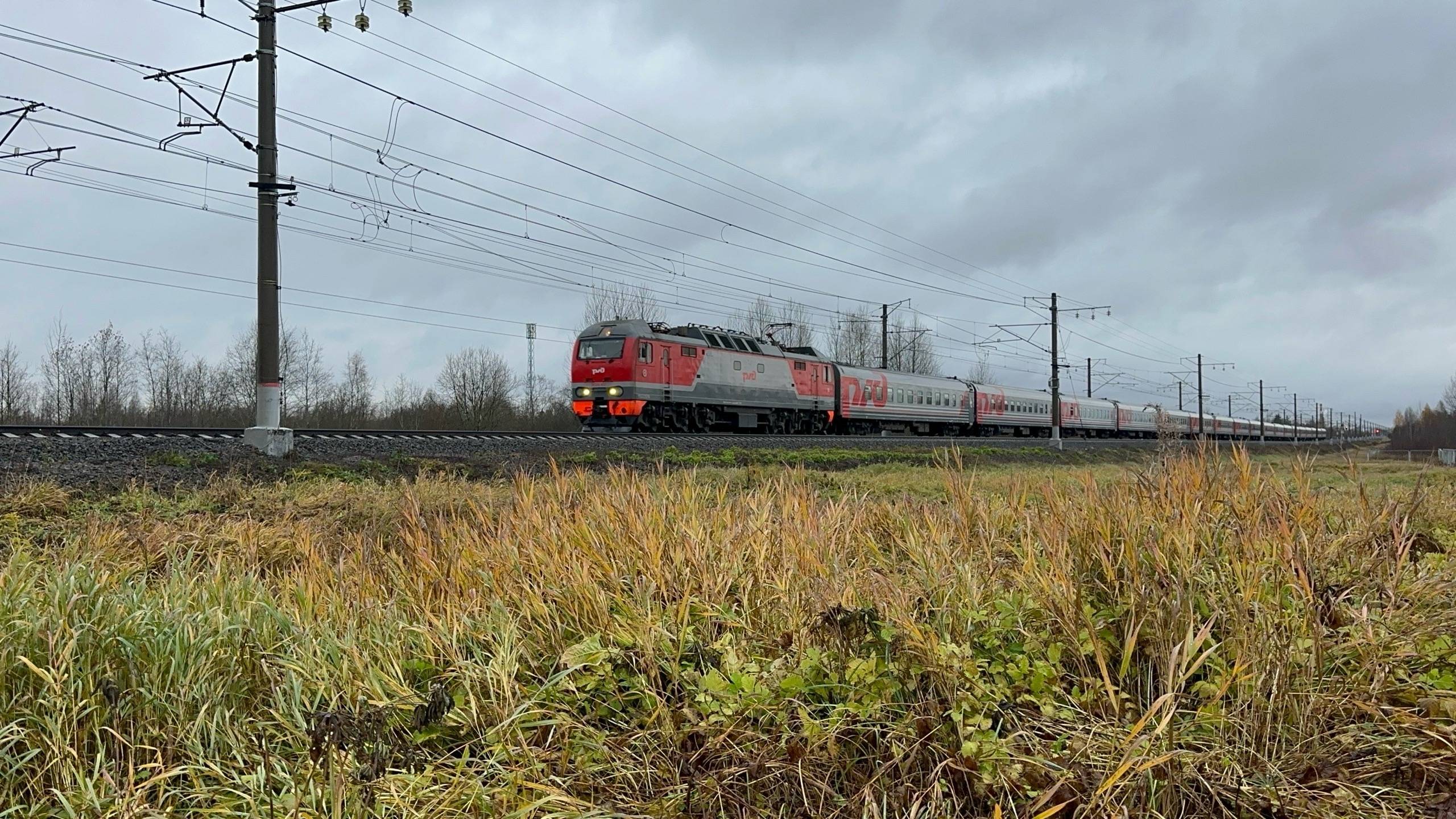 Электровоз ЭП2К-457 с пасс.поездом на перегоне, октябрь 2025 года смотреть онлайн