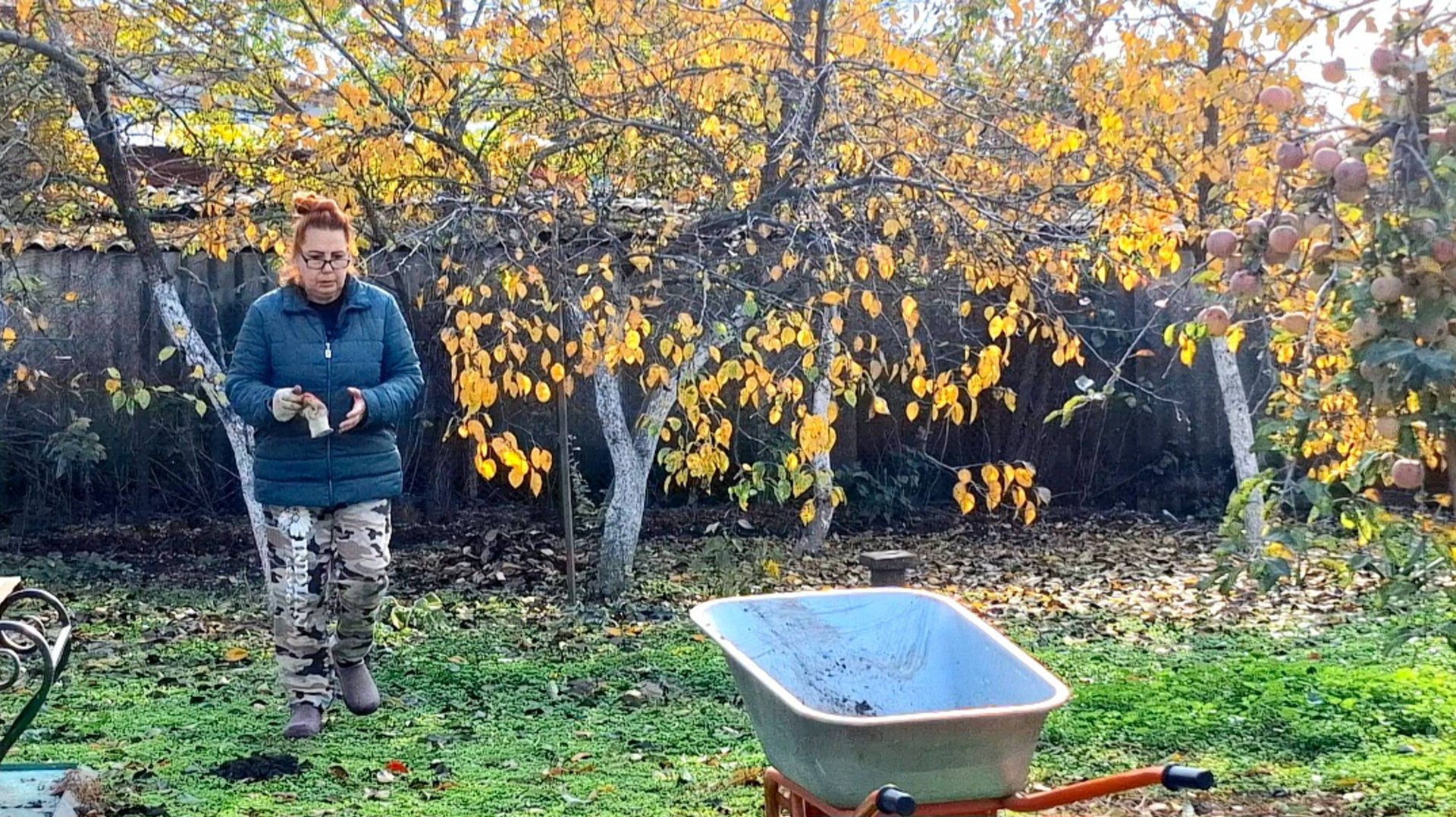 862 Остались одна на хозяйстве. Делаю кампост в мешках.В усадьбе на Кубани. смотреть онлайн