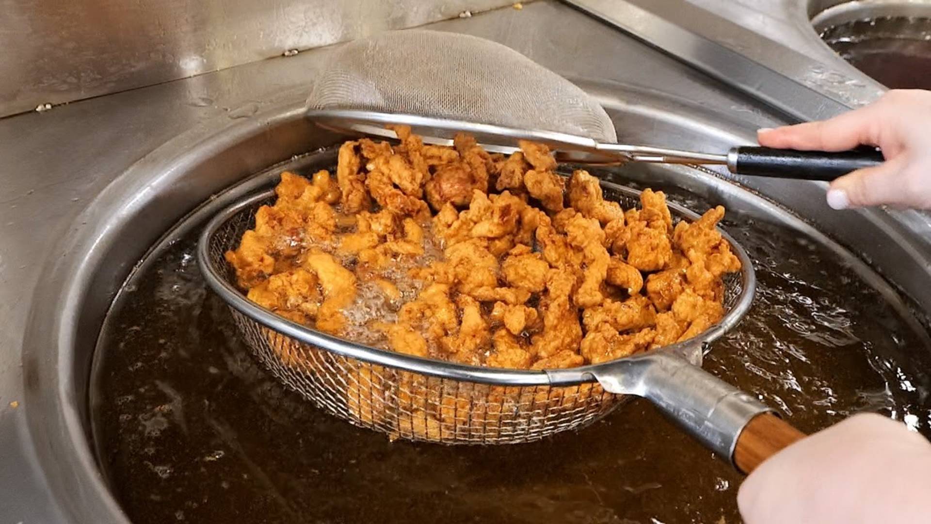 Хрустящая жареная курица (крабовое мясо и соус из свежих фруктов) «Тэге Дак Канджон» смотреть онлайн