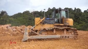 Часть 1. Бульдозер и грузовики работают на горе.