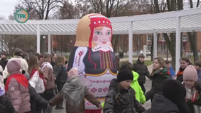 Новомосковцы закружились в национальном хороводе смотреть онлайн