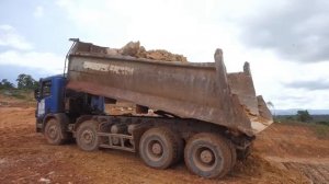 Часть 5. Бульдозер и грузовики работают на горе.