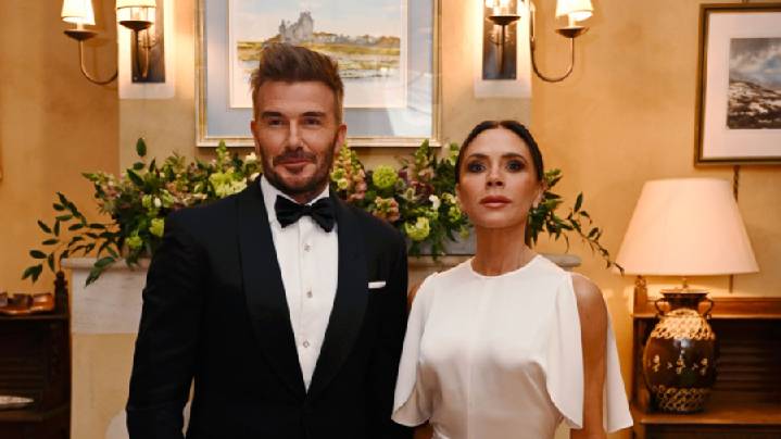 Карл III посвятил футболиста Дэвида Бекхэма в рыцари смотреть онлайн