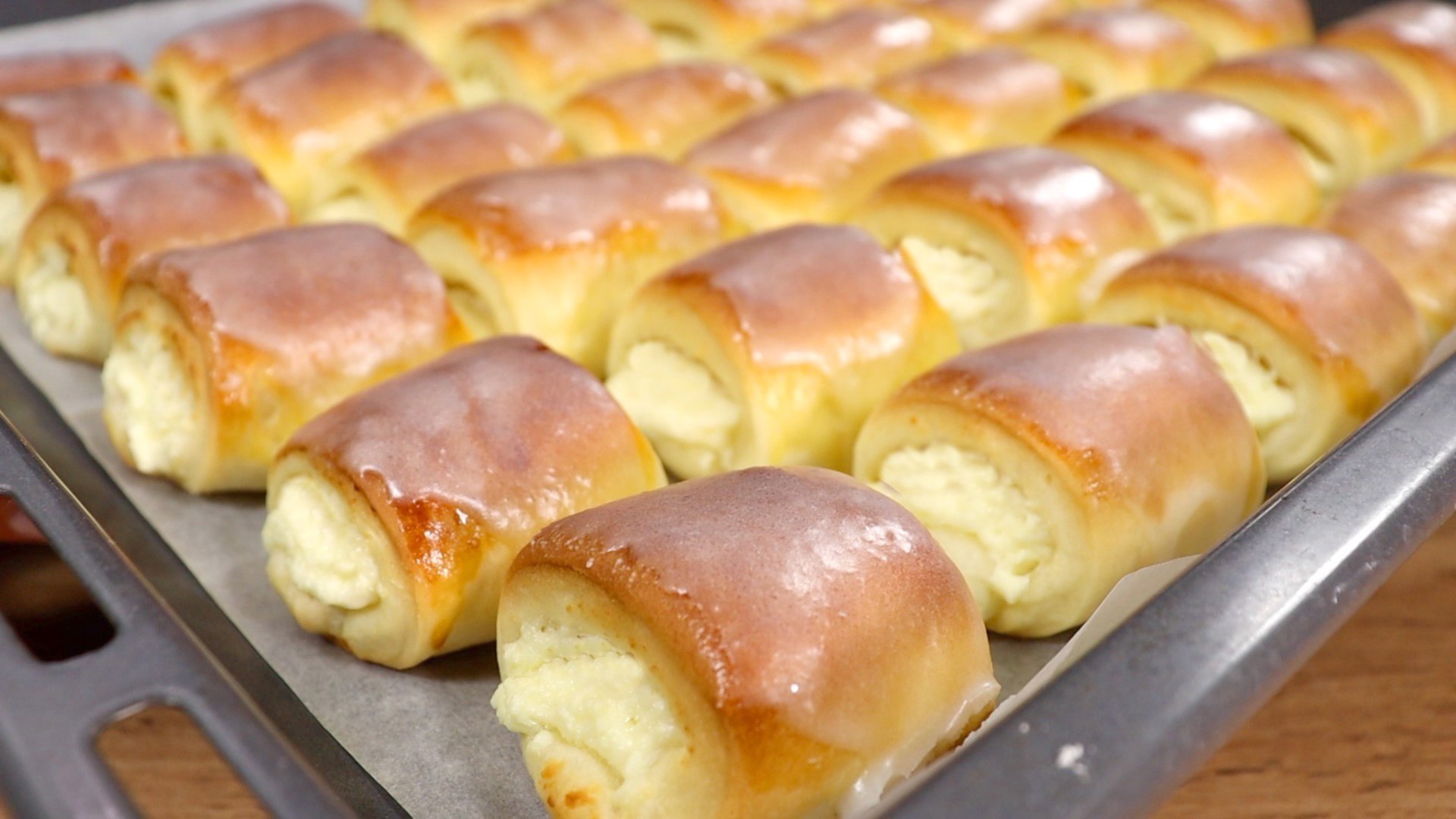 Секрет идеального дрожжевого теста. Мини-булочки с творогом и глазурью смотреть онлайн