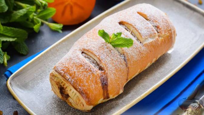 Трудно найти более сочную начинку для штруделя. СЛОЁНЫЙ ШТРУДЕЛЬ С ХУРМОЙ И ЯБЛОКОМ смотреть онлайн