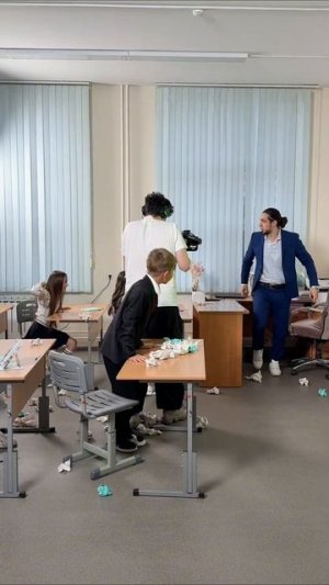 можно в школе бросаться ?🫣