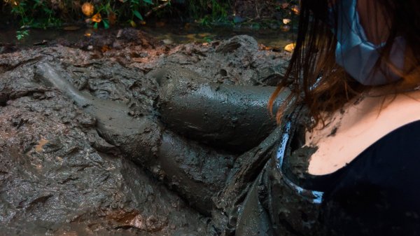 💖 МОЛОДАЯ ДЕВУШКА В ЧЁРНОМ ПЛАТЬЕ И ОБУВИ В ГРЯЗИ