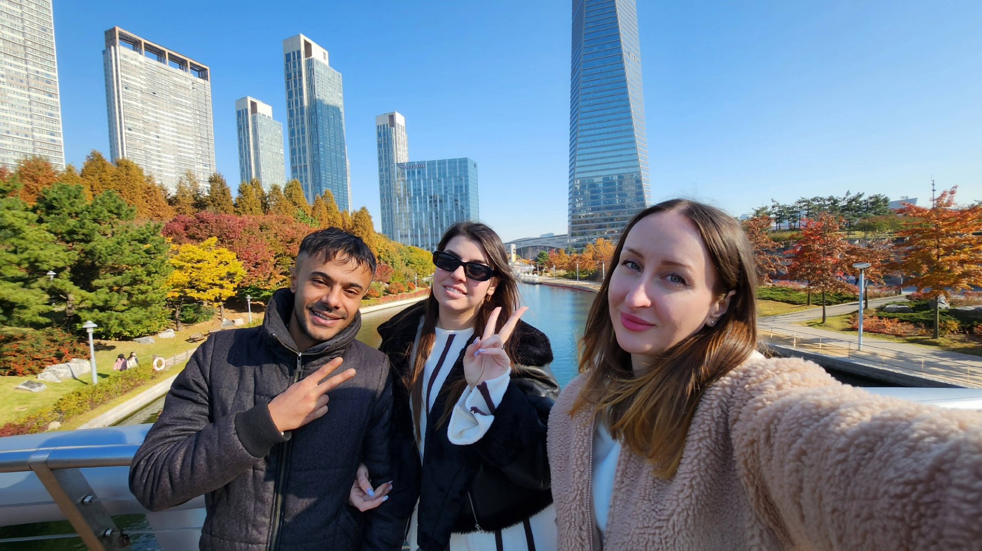 Ужин с друзьями.  Жарим говядину в корейском ресторане