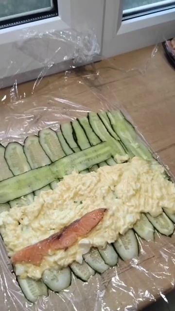 закуска из огурцов и малосольной рыбы