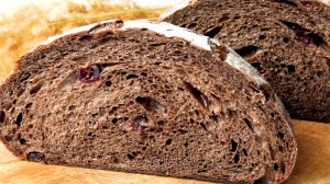 Десертный хлеб с какао и клюквой на закваске
