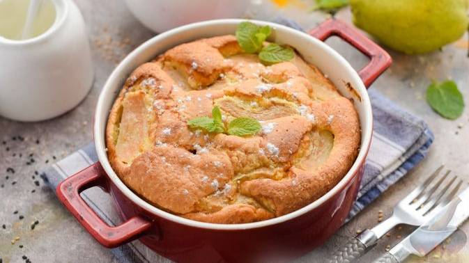 Сочетание груши с фундуком для кого-то станет открытием. ШАРЛОТКА С ГРУШАМИ И ФУНДУКОМ смотреть онлайн