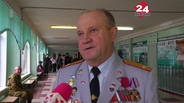 Школьники поздравили полицейских перетягиванием каната и игрой в волейбол смотреть онлайн