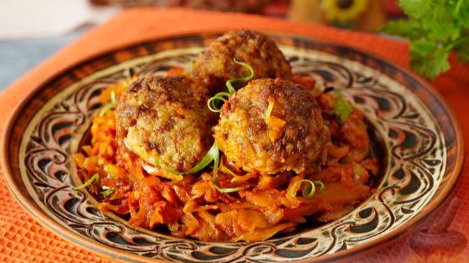 Мясо и гарнир готовим вместе. ТЕФТЕЛИ, ЗАПЕЧЁННЫЕ С КАПУСТОЙ смотреть онлайн