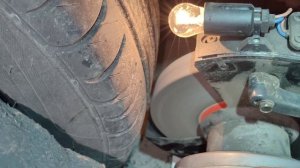 Убираем радиальное биение шины автомобиля.