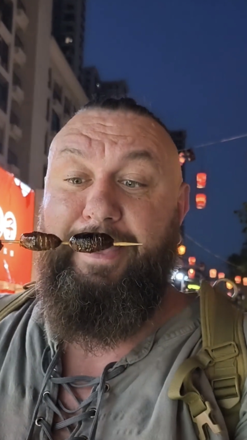 пробую личинки шелкопряда