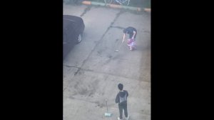 Корейцы чистят грязь от машины Koreans clean up the dirt from car