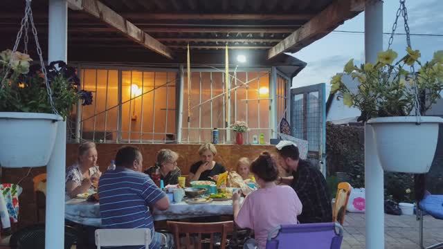 Вся семья приехала отмечать покупку бани! ❤ Василиса в восторге от батута! смотреть онлайн