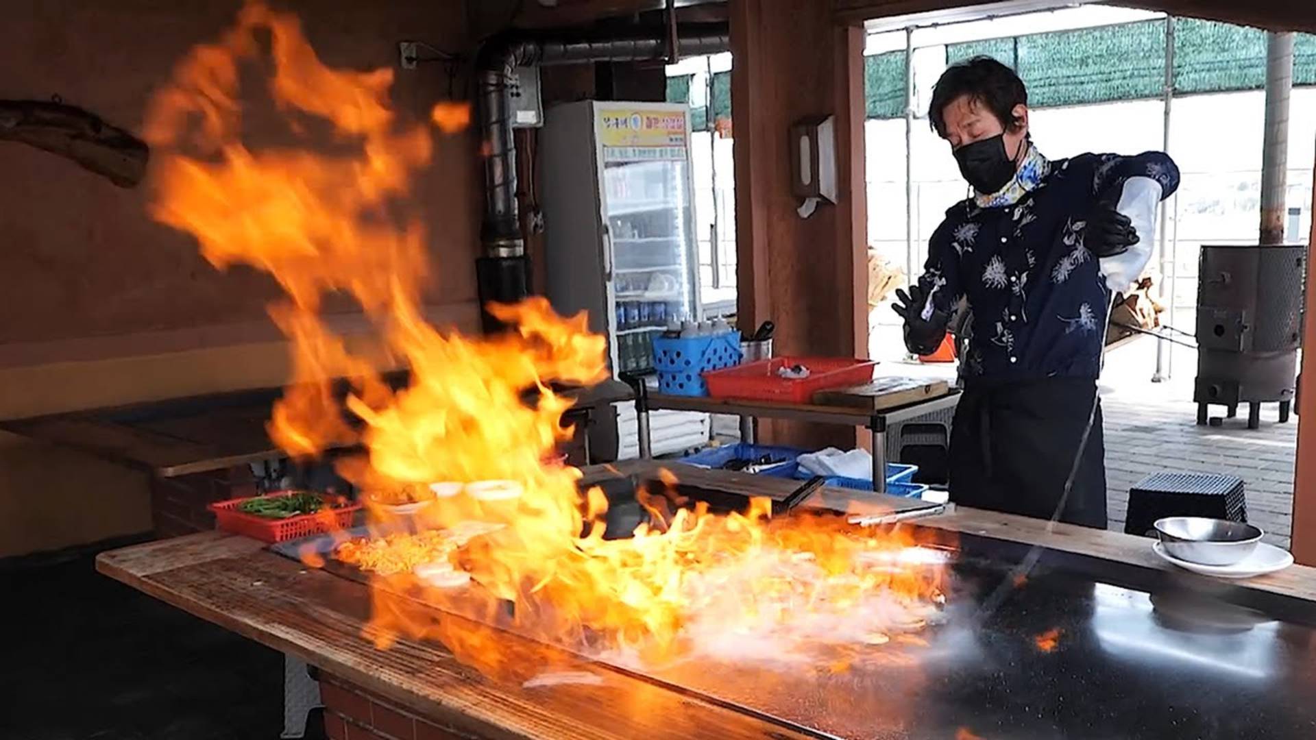 Гигантская железная тарелка со свиной грудинкой и жареным рисом. Корейская кухня смотреть онлайн