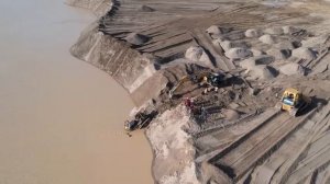 Бульдозер Komatsu D65E потерял управление, заехал в глубокую воду.