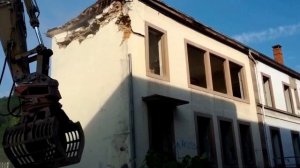 Демонтаж здания с помощью экскаватора