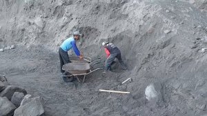 Строительство, шахтёры собирают и фильтруют песок