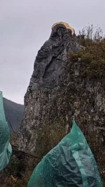 Лик Богородицы на скале