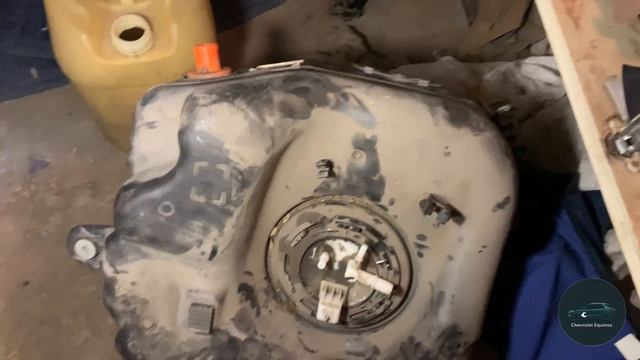 Замена сетки (памперса) топливного насоса /снятие бака Chevrolet equinox | GMC terrain fuel filter смотреть онлайн