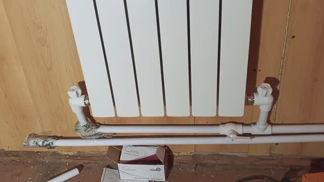 Доделываю пластиковое отопление . Дапаиваю трубы под последним радиатором . смотреть онлайн