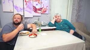 Переходим на полезное питание Готовит мама рыбу на ужин