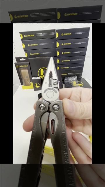 Мультитул из титана с плоскогубцами LEATHERMAN Charge Plus TTI