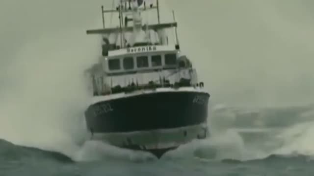 В МОРЕ ХОДЯТ ПАРОХОДЫ... 🛳️ - НЕ НОВАЯ, НО КРАСИВАЯ ПЕСНЯ В ИСП. БАНД ОДЕССА 🛳️ ВИДЕО СТИХИЯ ⚓ смотреть онлайн