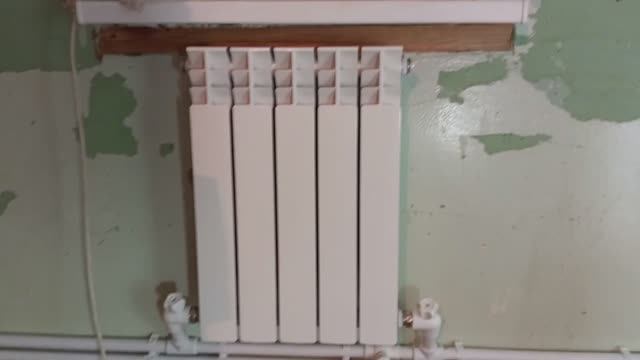 Доделываю пластиковое отопление . Осталось смонтировать последний радиатор . И спаять под ним трубу смотреть онлайн