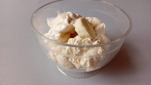 МОРОЖЕНОЕ с фруктами и вишневым сиропом