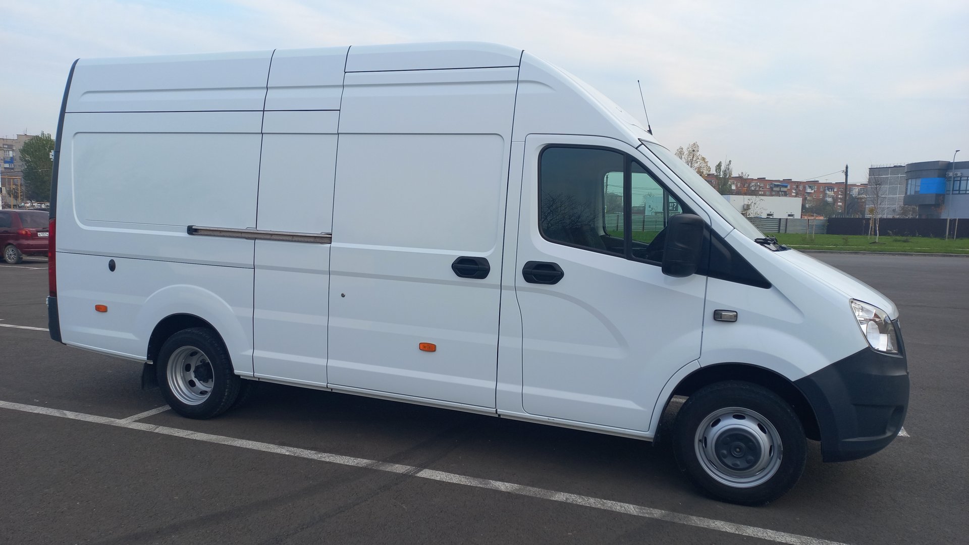 Газель Некст ЦМФ, длинная база категория В, газ-бензин, пробег 36т.км.,год выпуска 2023.