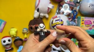 Открываю игрушки-сюрпризы, распаковываю коробки