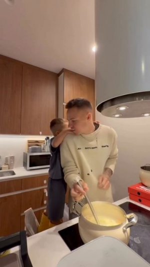 ТИМ ПРИГОТОВИЛ СВОЕ ПЕРВОЕ БЛЮДО #аняищук #димасблог #блогеры #семья #дети