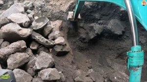 Строительство, экскаватор копает песок