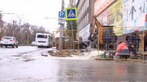 Вода затопила котлованы с новым водоводом в центре Саратова