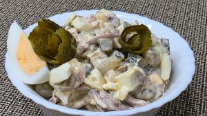 Салат с говядиной и маринованными огурцами.