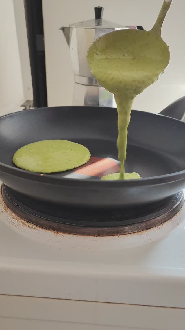 Оладушки са шпинатом #оладьи #полезная_еда смотреть онлайн