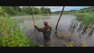 К СТРОИТЕЛЬСТВУ ОХОТНИЧЬЕЙ ИЗБЫ. СТРЕЛЬБА ПО УТКЕ С ПОДХОДА. КУЧА МЯСА ЗА 10 МИНУТ.