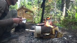 НОЧУЮ ОДИН В ЛЕСНОМ ДОМЕ. ДОДЕЛАЛ КРЫШУ. ВСЁ, ПОСЛЕДНИЕ РАБОТЫ В ИЗБУШКЕ.