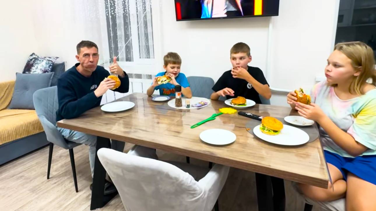 Готовим лучшие бургеры дома и что приготовить из остатков — наш семейный день. смотреть онлайн