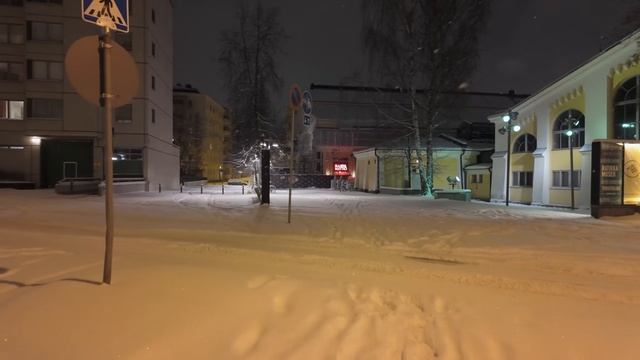Ночная снежная прогулка по центру Хельсинки (Финляндия февраль 2025) смотреть онлайн