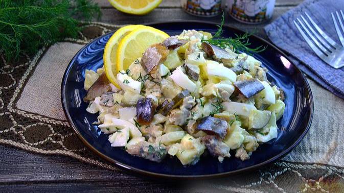 С любимой рыбкой. САЛАТ СО СКУМБРИЕЙ, ЯЙЦАМИ И КАРТОФЕЛЕМ смотреть онлайн