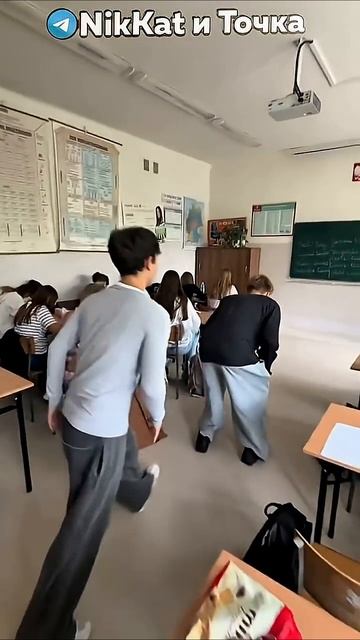 Школьная Жиза |Свежие Мемы в Shorts! #nikkat #мем #новости смотреть онлайн